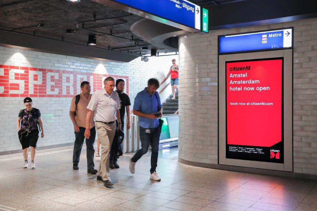 Reclamedisplay in een metrogang