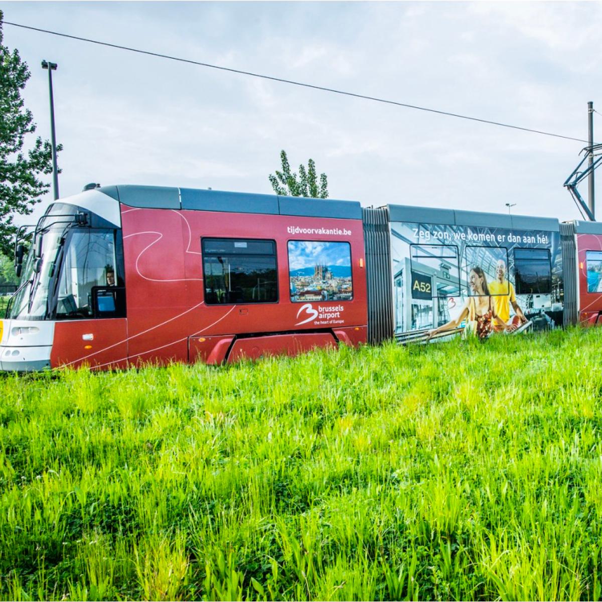 Kusttram met reclame voor Brussels Airport