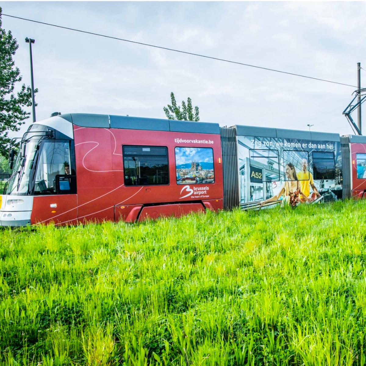 Kust-tram met advertenties voor Brussels Airport