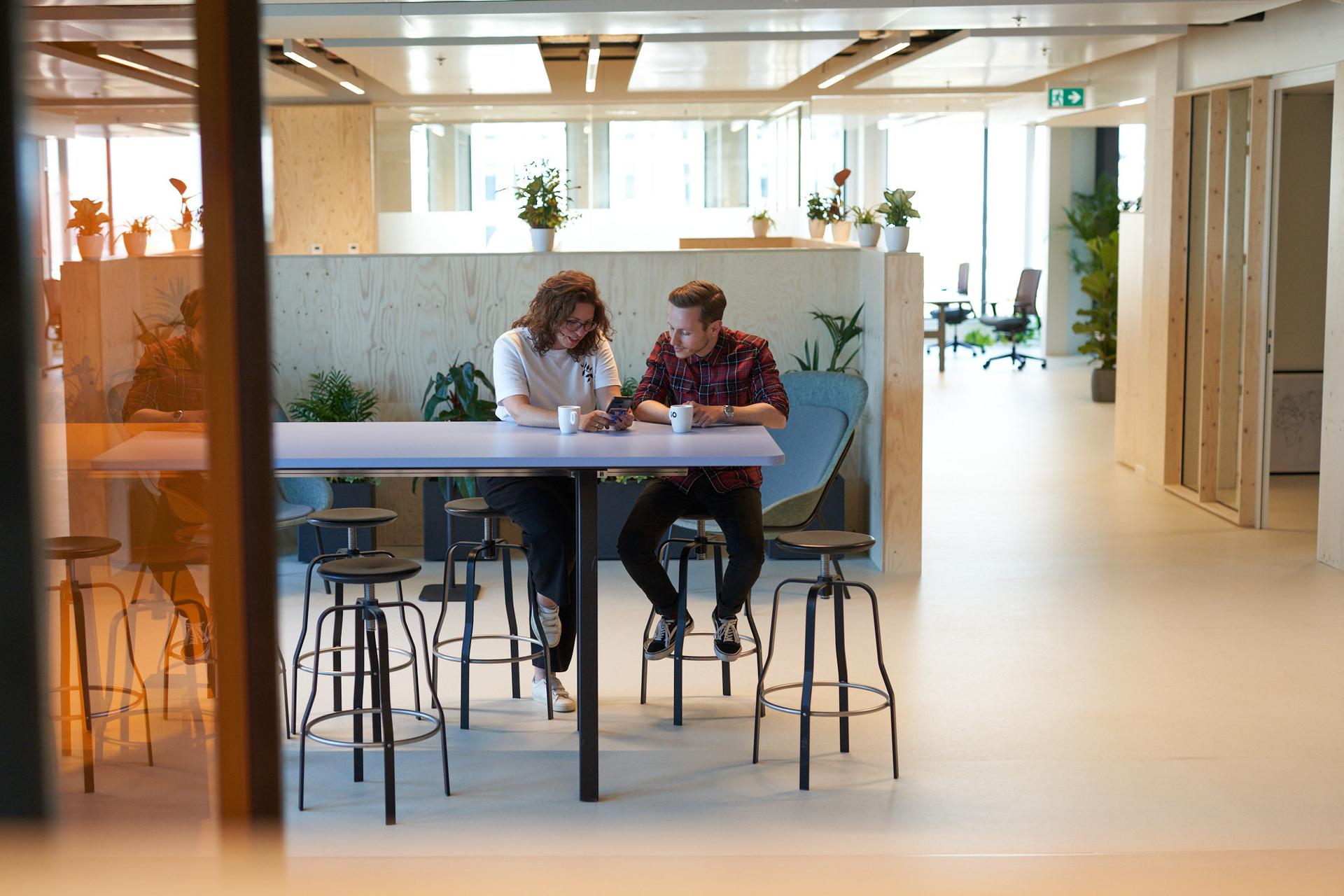 2 iO colleagues having coffee at the Rotterdam Campus