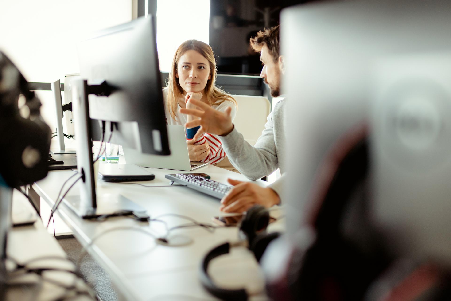 colleages behind computerscreens