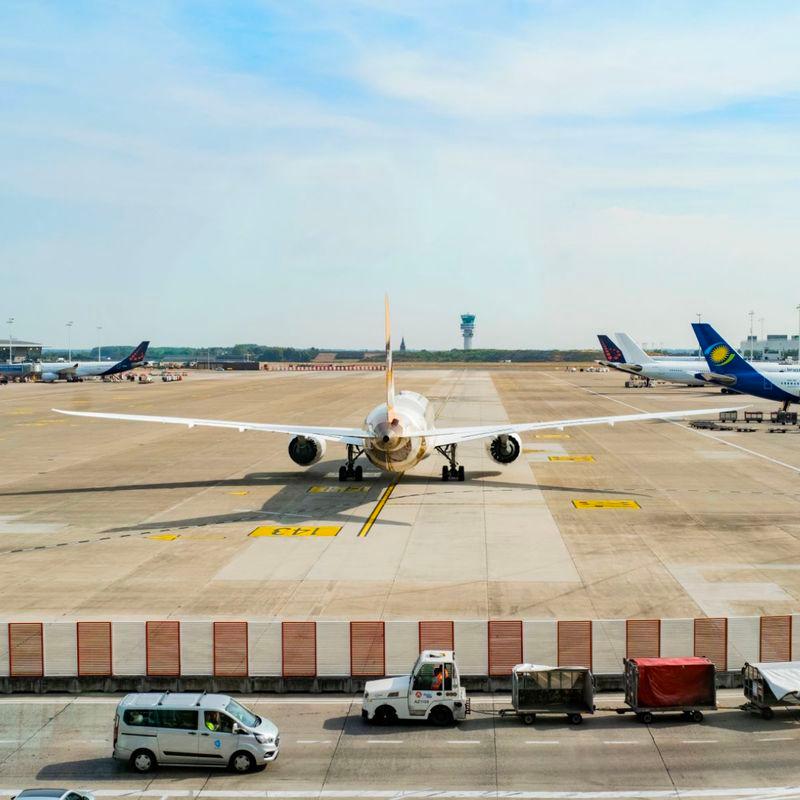 Picture of a plane Airport & iO Case: picture of a plane