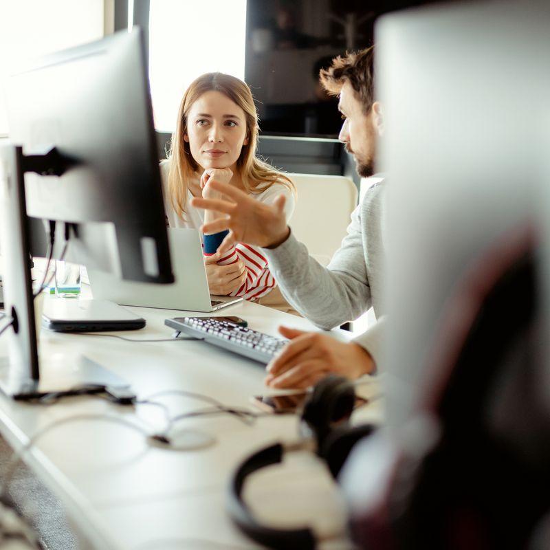 colleages behind computerscreens